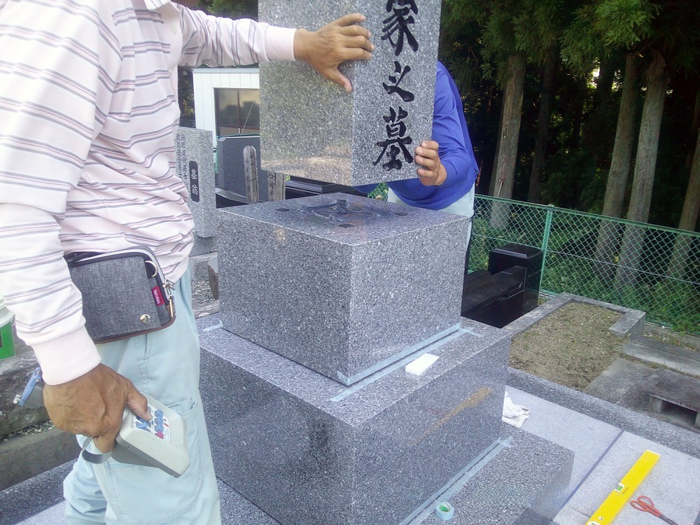 お墓・石材工事の施工の様子