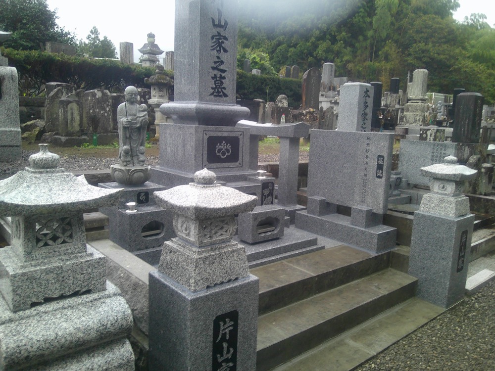 ご家族の想いを形にした墓石建立工事